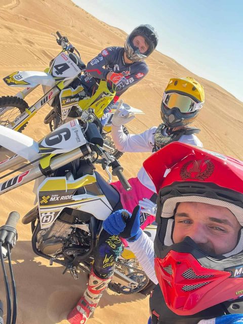 Mistrz świata szlifuje formę na pustynnych terenach.