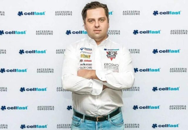 &#8222;Cieszę się, że mogłem zbierać doświadczenie u boku takiego Mistrza&#8221; &#8211; wywiad z Michałem Finfą,  dyrektorem zarządzającym klubu Cellfast Wilki Krosno oraz managerem zespołu
