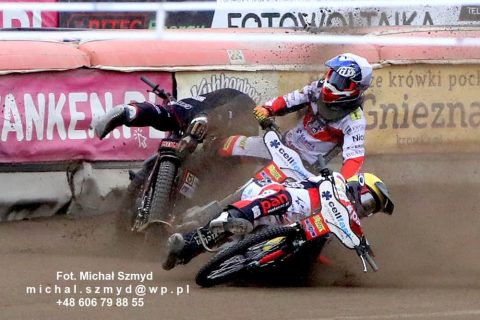 Festiwal upadków i Tobiasz Musielak SHOW w Gnieźnie! Krośnieńskie Wilki rozszarpały kolejną ofiarę.