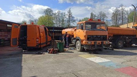 KM Wiraż robi kolejny krok ku odbudowie speedwaya w Nowej Hucie. Polewaczka będzie remontowana