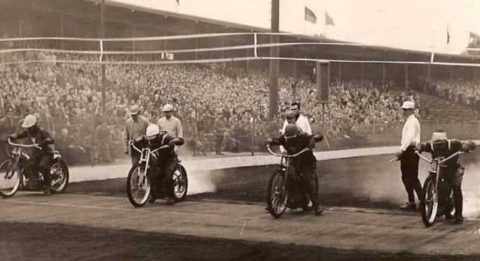 Historia żużla – Pierwszy finał Indywidualnych mistrzostw Polski na żużlu we Wrocławiu.