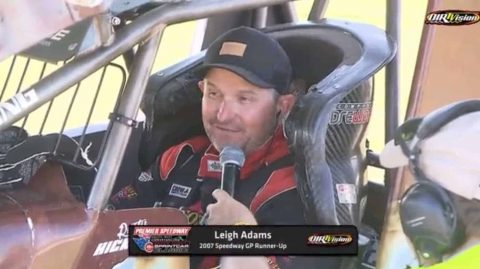 Uśmiechnięty Leigh Adams podczas SWConveyancing czyli trochę innej odmianie wyścigów motorowych.