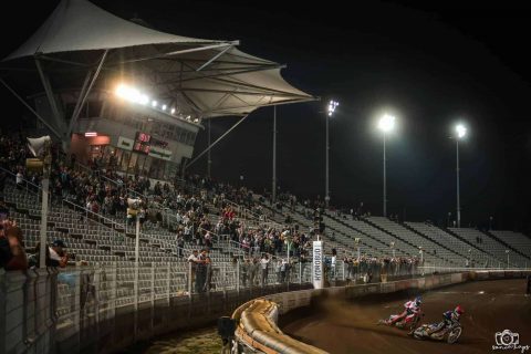 Włókniarz Częstochowa przed sezonem musi kupić nowe bandy dmuchane, plandekę chroniącą tor przed opadami, a także zrobić odwodnienie liniowe.