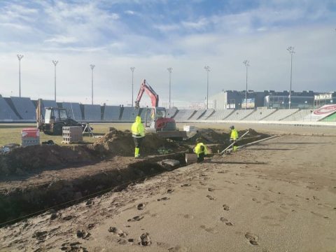 Ciężki sprzęt wjechał na stadion w Częstochowie!