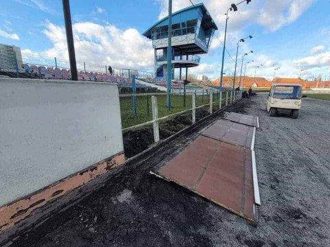 Polonia Piła uspakaja. Ruszyły prace band.