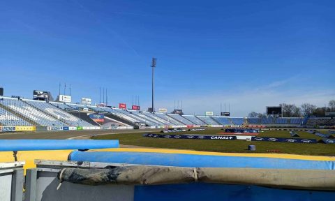 Niebezpieczny karambol na torze w Lesznie! Zawodnik uderzył w wirażowego