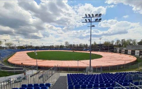 Deszcz Lublinianom niestraszny. Dotarła plandeka na tor żużlowy