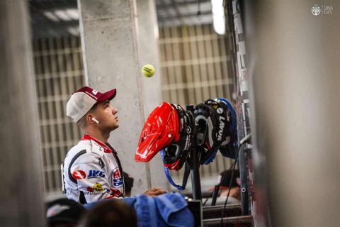 Tomasz Suskiewicz menedżer Emila Sajfudinowa pomaga młodemu zawodnikowi Abramczyk Polonii Bydgoszcz!