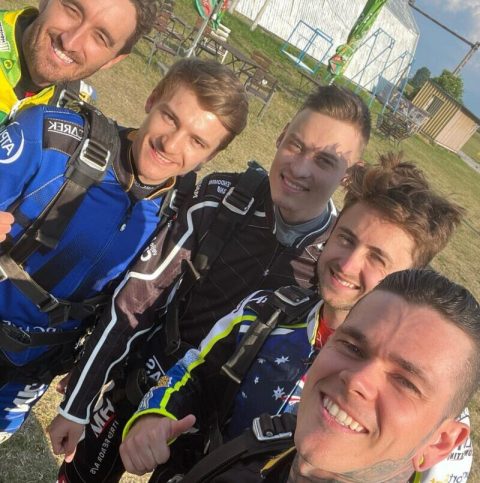 Żużlowcy na prezentacje skoczą ze spadochronu! [wideo] Turniej Taia Woffindena we Wrocławiu