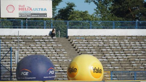 Samotna osoba na sektorze gości nagrodzona przez klub