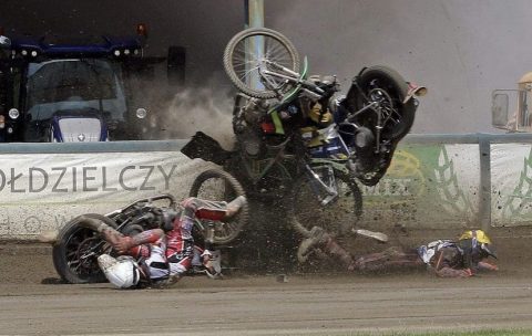 Karambol w Bydgoszczy! Jeleniewski nie jest zdolny do dalszej jazdy!