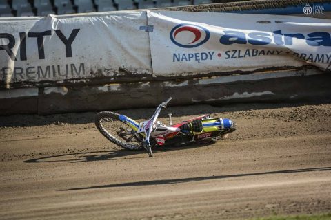 Upadki na torze w Lesznie przesłoniły zmagania żużlowców w 2 rundzie półfinałowej DMPJ