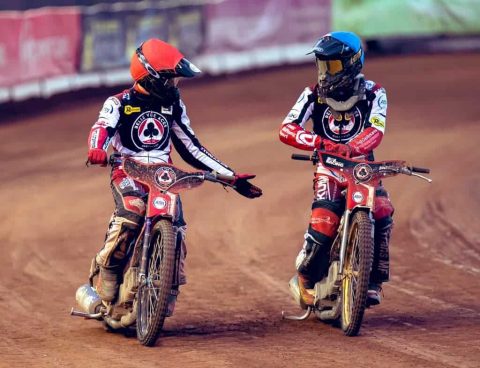 Asy zdemolowały Gwiazdy i są liderem Premiership