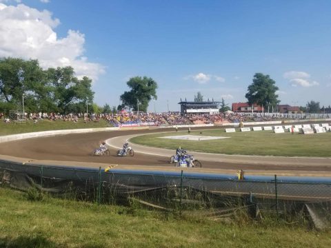 Deszcz rozkręcił widowisko. Kolejarz Opole liderem 2. Ligi, Stal Rzeszów kończy sezon z „twarzą” [RELACJA]