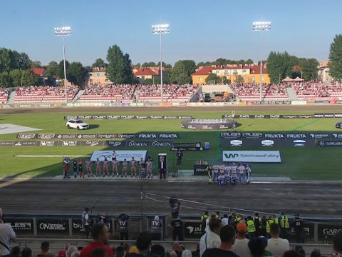 FOGO Unia Leszno zdobyła w derbach Wielkopolski 3 punkty do tabeli. Wygrana na wyjeździe w cieniu kibicowskich zamieszek