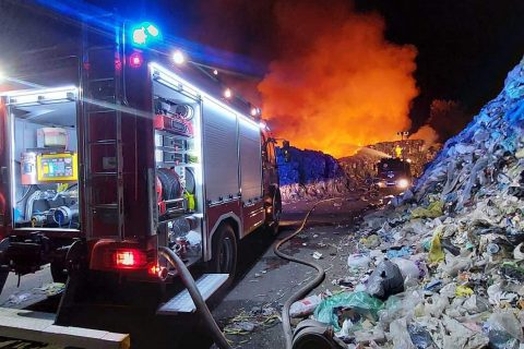 Ponad 100 strażaków, w akcji gaśniczej w Rawiczu. Straty prezesa Knopa mogą być nie małe