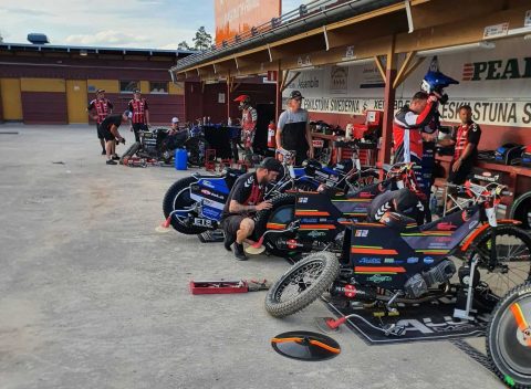 Smederna Eskilstuna umacnia swoją pozycję lidera w Bauhaus Ligan – podsumowanie czwartkowego spotkania w lidze szwedzkiej.