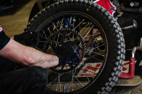 Adam Skowron opowiedział o tym, jak w rzeczywistości wygląda życie mechanika żużlowego
