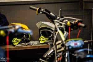 Czy motocykl żużlowy ma hamulce?