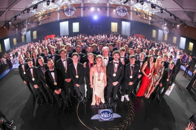 Bartosz Zmarzlik i Mateusz Cierniak odebrali medale za Mistrzostwa Świata na gali 2022 FIM Awards