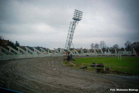 W Krośnie dosypano 350 ton granitu i trwają prace nad profilowaniem łuków