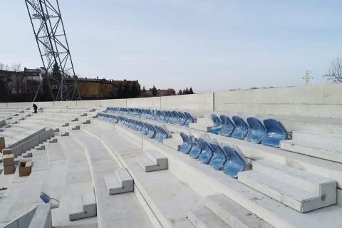 Nowa trybuna na stadionie przy ulicy Legionów zapełnia się krzesełkami z Nowego Stylu