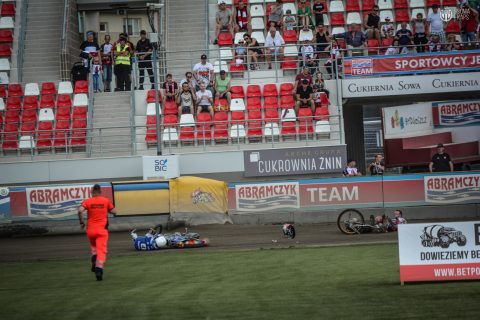 Ten wypadek wyglądał paskudnie. Uderzył głową o tor, a rywalowi spadł kask z głowy
