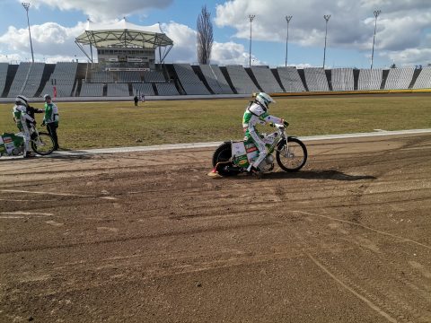 W Częstochowie przegrali z pogodą. Sparing odwołany po jednym wyścigu