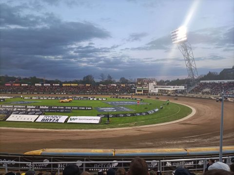 Żużel. Cellfast Wilki Krosno wygrywają w ciężkim meczu z Zooleszcz GKM Grudziądz 49:41. Problemy z torem i kontuzja Pedersena!