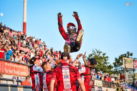 Wiktor Przyjemski rzutem na taśmę zwycięża ZKJ w Ostrowie [WYNIKI]