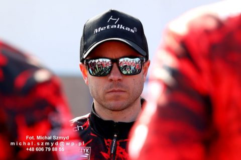 Żużel. Polonia i Falubaz sobie nie odpuszczają, kolejny zawodnik opuścił tor w karetce