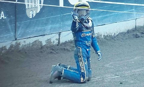 Żużel. Niesportowe zachowanie! Junior pokazał środkowy palec!