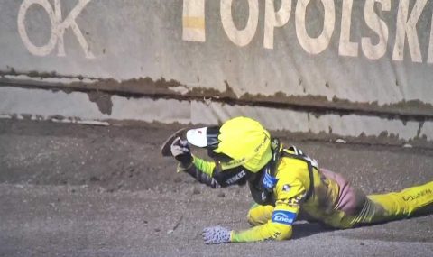 Żużel. Kolejny zawodnik demonstruje obraźliwy gest w kierunku rywala – kontrowersyjne zachowanie na torze