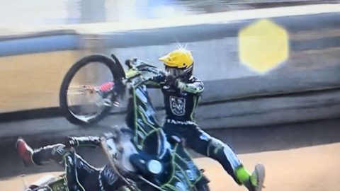 Żużel. Dramatyczny wypadek na żużlu! Motocykl wśród kibiców, Hansen z podejrzeniem urazu kręgosłupa!