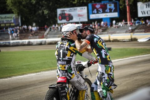 Pasja kibiców do żużla nie ma granic! Czekał całą noc, by kupić karnet