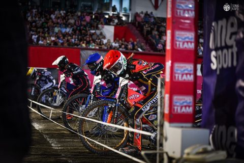 Sędzia żużlowy tłumaczy sens wprowadzenia automatów do puszczania taśmy