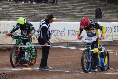 Czy da się nie zauważyć, że taśma startowa idzie nierówno? Sędzia Żużlowy komentuje