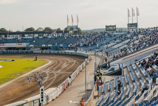 Żużel. Telewizja odpowiedzialna za spadek frekwencji na stadionach? „Jak nie wyrzucimy telewizji, to na pewno kibice nie wrócą na stadiony”