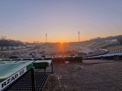 Żużel. Na stadionie Falubazu praca wre. Widać postępy w remoncie parku maszyn