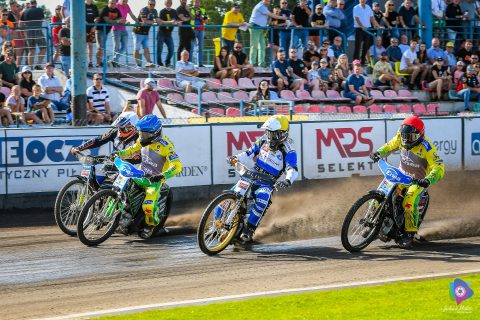 Żużel. Prace na torze w Pile. Jest dosypywana nawierzchnia