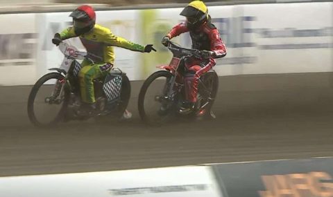 Żużel. Młodemu zawodnikowi puściły nerwy. Pokazał rywalowi obraźliwy gest