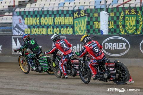 Żużel. Kuriozalna sytuacja w Krośnie. Zawodnik pomylił biegi i wyjechał do innego wyścigu