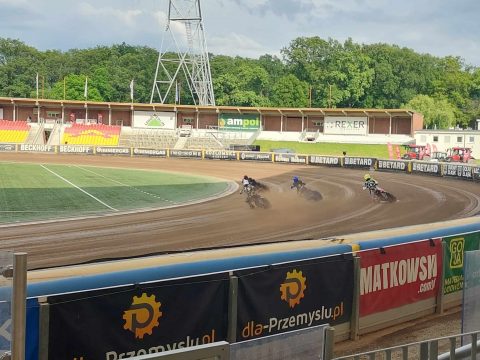 Ekstraliga U24. Wilki Krosno i Falubaz niespodziewanie wygrywają na wyjazdach. Mocny Włókniarz i świetny Kacper Pludra