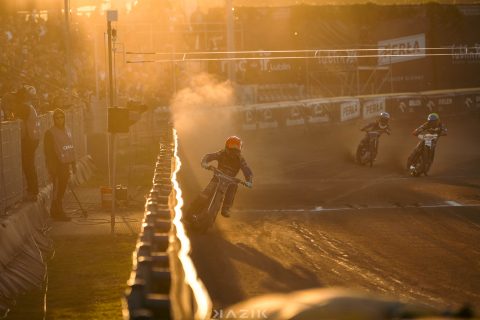 Żużel. Komisarz toru PGE Ekstraligi pokazuje środkowy palec kibicom! Skandaliczne ujęcia!