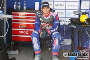 Żużel. Koszmarny upadek Antoniego Mencela. Na noszach trafił do karetkic