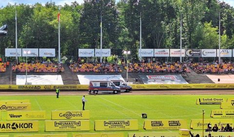 Fatalny upadek w Poznaniu! Zawodnik PSŻ-u Poznań opuścił tor na noszach