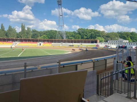 Żużel. Dwa zespoły wygrywają rundę we Wrocławiu! Świetny debiut Wychowanka Unii Leszno