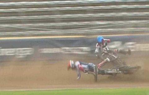 Młodzieżowiec Wybrzeża staranował swojego kolegę z drużyny. Ten opuścił tor w karetce