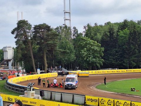 Żużel. DMPJ w Poznaniu z latającym motocyklem! Chatłas kasuje Wypiora. Karetka zabrała młodego zawodnika [WIDEO]