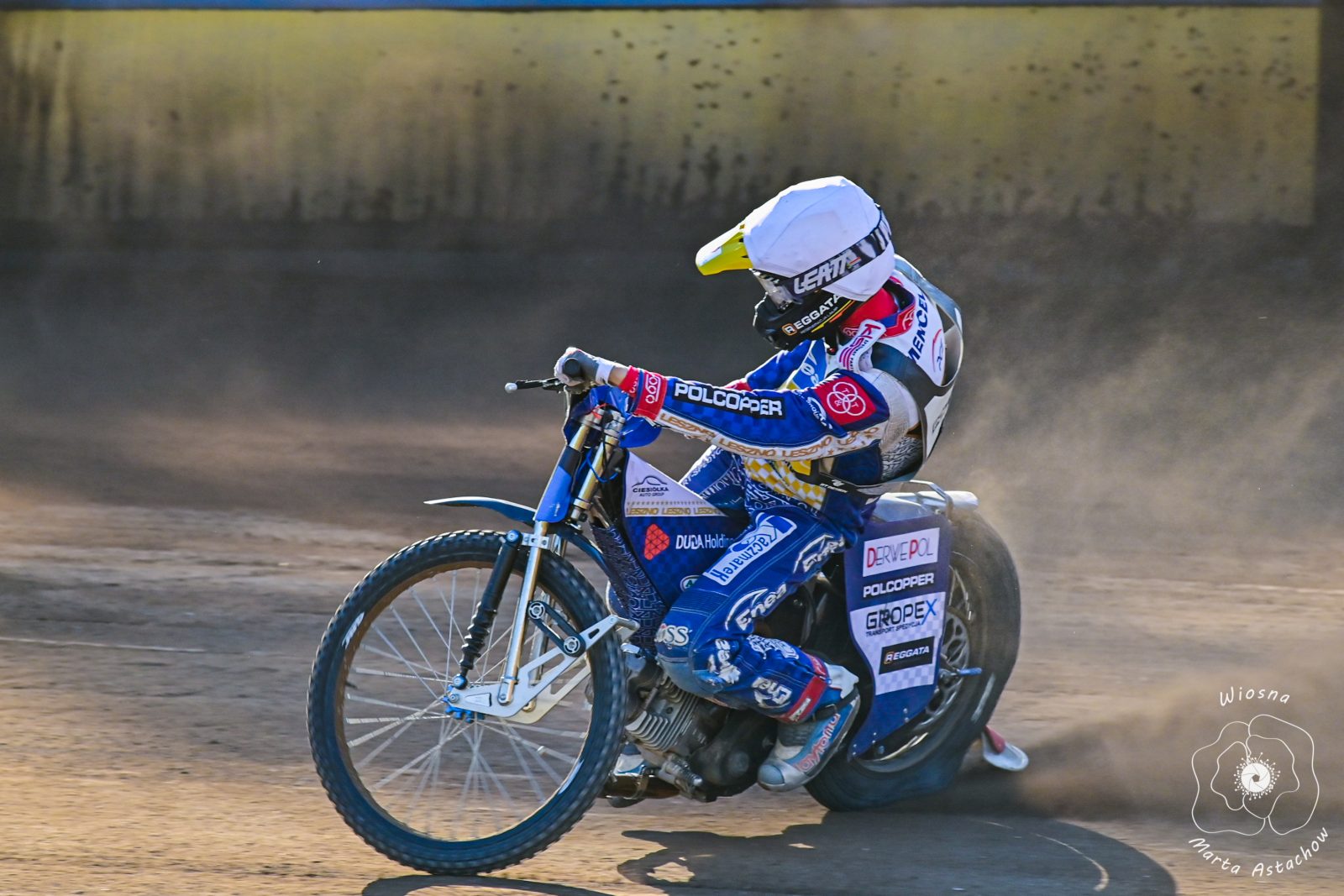 Żużel. Koszmarny upadek Antoniego Mencela. Na noszach trafił do karetki 3 Żużel. Groźny upadek w Lesznie!